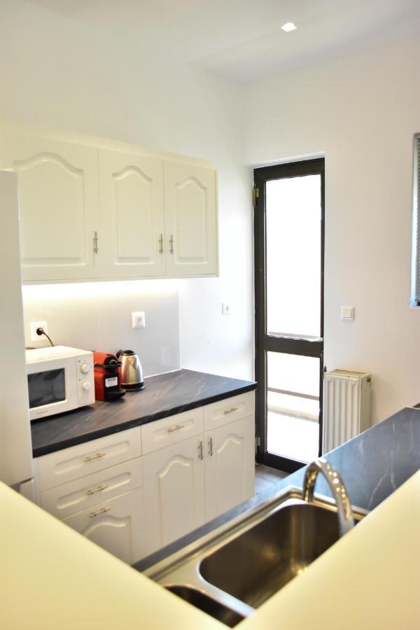 Βright Walled Designed Apt In Glyfada Center Афины Экстерьер фото