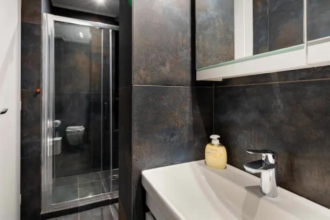 Βright Walled Designed Apt In Glyfada Center Афины Экстерьер фото