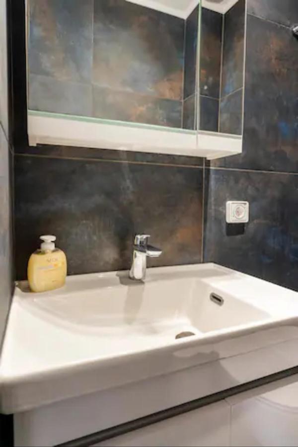 Βright Walled Designed Apt In Glyfada Center Афины Экстерьер фото
